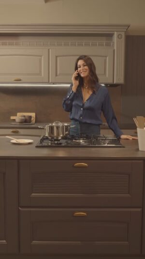 Manuela Arcuri Instagram - @manuelaarcuri_official  si è innamorata delle nostre cucine… e tu? ❤️ Scopri l’eleganza, la funzionalità e il design che rendono ogni ambiente unico.

Ti aspettiamo nei nostri store

#casamidì #madeinitaly #interiordesign #arredamento #home #casa #adv #manuelaarcuri