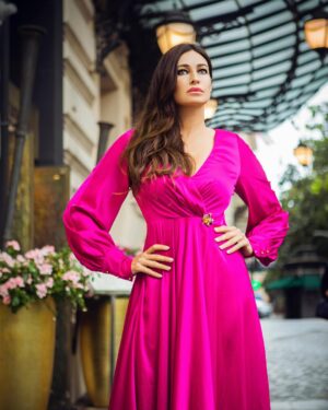 Manuela Arcuri Instagram - il fucsia, tra i colori accesi, continua ad essere trai miei preferiti, versatile per ogni stagione. Forse perché sono mora, in ogni caso riesce a darmi luce e stà bene con il mio incarnato. Lo trovo anche un colore molto sensuale, mi dà ottimismo e buon umore. A voi piace? Con quale colore mi vedreste bene?? Datemi consigli, grazie! @andreaciccale @domenicovisonehairstylist #fucsia #fashion #colour #goodvibes #manuelaarcuri #manuelaarcuri_official