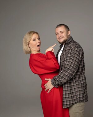 Margarita Rodina Instagram - Сидела на выходных с друзьями и обсуждали свадьбу. 
Что это траты не только приглашающей стороны - ресторан, площадка, музыка, ведущие, вино и прочее. А гости пришли-поели- пять тыщ в конверт положили - выпили все вино, сели на шпагат на танцполе и довольные поехали в караоке догоняться весельем . 
Нет!

Для каждой приглашенной девушки это огромные затраты:
- купить платье и туфли и украшения. Вдруг там будут неженатые кавалеры, а я без декольте!
- сделать макияж и прическу- это не дома что-то накрутила и пошла, там стиль и образ. Вдруг неженатые кавалеры будут в меньшинстве, а конкуренток-сученек полно. 
- такси до площадке. Назад - а вдруг кавалер или караоке - что-то да сработает
-конверт с деньгами. Я этих брачующихся знаю, они пересчитают, они и сдачу всегда в кафе требуют…
- а если еще и депиляция… то вообще не понятно, кто замуж выходит- траты огромные!

Мужчины сидели слушали, переглядывались и такие- да нам чисто зубы почистить, а если футболка поло с прошлого года чистая , то вообще огонь!

И вы после этого на свиданиях нас кормить не хотите??? У нас после сборов денег только на гречку осталось. 
Не жмитесь, поверьте укладочный спрей стоит дороже цезаря!

Всем красоты)

#женскийстендап 
#свадьба 
#подарок