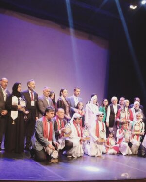 Margo Haddad Instagram - في عمّان، حيث تنام الشوارع على صوت العروض المدرسية، وتستيقظ القلوب على مشاهد تشبه دفاتر الحكايات، كنتُ هناك.
من الأحد حتى مساء الخميس، لم أكن مجرد محكّمة، بل كنتُ شاهدة على لحظة مسرحية لا تشبه غيرها. مهرجان المسرح المدرسي العربي لم يكن فعالية تقليدية، بل مساحة دفء جمعت فلسطين، العراق، قطر، البحرين، سلطنة عُمان، الكويت، الإمارات، والأردن في مشهد واحد.

لم نكن نقيّم العروض فقط، كنا نقرأ رسائل مكتوبة بلغة الأطفال، بعفويتهم، بصدقهم، بأحلامهم التي لا تعرف التكلّف. أصواتهم كانت تقول لنا: “نحن هنا، نكتب، نحلم، نمثّل، ونرسم أوطاننا كما نحب أن نعيش فيها”.

هذا المهرجان لم يكن مناسبة فنية فقط، بل كان لحظة إنسانية نادرة شعرتُ فيها أن المسرح يمكن أن يكون الجسر الذي نلتقي عليه، دون شروط، ودون حواجز.

شكرًا لمن منحني فرصة أن أكون جزءًا من لجنة التحكيم، وشكرًا لهؤلاء الأطفال الذين علّمونا من جديد كيف نرى، ونسمع، ونحسّ.
شكرًا لوزارة التربية والتعليم، وللأردن الذي فتح لنا قلبه كما فتح خشباته.

وضعنا توصيات نؤمن بأنها مهمة. لكن الأهم، أن هذه التجربة تركت في قلبي قناعة راسخة: الطفل العربي لا يحتاج إلا إلى مساحة حرة، وقليل من الثقة، ليقف على المسرح ويقول كل ما لا يقال
د: مارغو حداد
#مهرجان #مسرح #عربي #الطفل #الأردن #قطر #البحرين #الامارات #سلطنة_عمان #فلسطين #تونس #مصر #