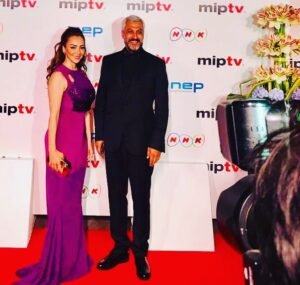 Margo Haddad Instagram - البوم في ذكرى وفاة الفنان ⁧‫#ياسر _ المصري ، نتذكّر دائمًا التواضع و الاخلاق كان يمتلك طموحا كبيرا وخيالا محلقا وإمكانيات كبيرة وروحًا مرحة ظريفة، كان يستدعي الإنسان الذي يشعر بالوحدة ويستدعي الكلام في زمن الصمت. لا يصرخ ولا يهتف... بل يرسم ابتسامة الحياة. في صوته نشعر بنعمة الكلمات ونشعر بأهمية التفاصيل الصغيرة ونحس بسحر البوح بعد طول كتمان... يتفهم أن الإنسان أبعد ما يكون عن الكمال وأن الجميع يستحقون التسامح. لذا قدم كل الشخصيات بلمسات بارعة بأدائه الواثق والهادئ...كان شديد الذكاء والسخرية وقادرا على تحويل العادي إلى خارق، مقنعًا ومبهرًا.
كان استثنائيا عندما يدعونه إلى «حومة الوغى»، وممثلا بارعا ومجتهدا تتلون التعبيرات على وجهه كيفما شاء. ولكن شيئًا واحدًا كان مثل الخيط الذي يربط كل شيء... إنها نظرة العين الثابتة، هذا هو مفتاح الأداء كله... كان يرى هدفه واضحًا وثابتًا، وكل ما يفعله من أجل تحقيق ما يراه، كان يقول لي إن الحياة هي أكبر عرض مدهش... إنها مزيج معقد بين الواقع والخيال... واقعية مقبولة ورومانسية مؤثرة، تمثلت فرادته في موهبته، وعذبة اختلافه.
كان يملك وفاء فطريا لمبادئ إنسانية أصيلة، الشخصيات التي رسمها تشبه سلسلة من البطاقات البريدية الجميلة وجدول زخرفات وتطريزات تغريبية، ولوحات فولكلورية جميلة وغريبة مثل عجائب «ألف ليلة وليلة»... فهو من الفنانين القلائل الذين جعلوا من اعمالهم استكشافًا شكليا ينصهر في قالب جمالي متناسق العناصر، وعندما يقول الشعر في اعماله تشعر أن هناك عبارات تخرج مع الأنفاس عنيدة في بحثها وفي جنونها مستعدة للمعاناة، ياسر زرع بستانا في قلب الصحراء، . فالصحراء لا تنفتح إلا للمخاطرين، أولئك الذين يعزفون عن كل الامتيازات مهما كان إغراؤها، الصحراء فريدة مقعرة محدبة مختومة على سر تنتهي إلى الكشف لمن هم جديرون به.. كان يعي ذلك ويعي أنها وحدها القادرة على رسم ملامح بحث روحي وقوة ومغامرة ومعاناة إلى جنة أرضية اسمها الحب.
كان فنانا اعتبر دائمًا انه لا معنى للإبداع من دون فكر وثقافة، وكان يمتلك طاقة مذهلة في اقتناص التفاصيل والجزئيات الموجعة، كان موهوبا ببساطته المدهشة، لقد تحولت حكايته إلى قصيدة أنين، وإن أفضل دفاع عن الفن والتمرد هو أن تصنع فنا متمردا يعيش ويبقى... وقد فعلت يا ياسر... وقد فعلت. 
صديقي الصدوق رفيق النجاحات وجعت قلبي لروحك السلام لن ننساك. #ياسر_المصري #بدوي #الاردن #مارغو_حداد #