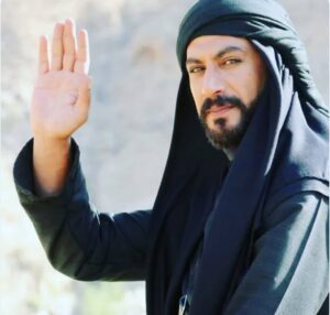 Margo Haddad Instagram - البوم في ذكرى وفاة الفنان ⁧‫#ياسر _ المصري ، نتذكّر دائمًا التواضع و الاخلاق كان يمتلك طموحا كبيرا وخيالا محلقا وإمكانيات كبيرة وروحًا مرحة ظريفة، كان يستدعي الإنسان الذي يشعر بالوحدة ويستدعي الكلام في زمن الصمت. لا يصرخ ولا يهتف... بل يرسم ابتسامة الحياة. في صوته نشعر بنعمة الكلمات ونشعر بأهمية التفاصيل الصغيرة ونحس بسحر البوح بعد طول كتمان... يتفهم أن الإنسان أبعد ما يكون عن الكمال وأن الجميع يستحقون التسامح. لذا قدم كل الشخصيات بلمسات بارعة بأدائه الواثق والهادئ...كان شديد الذكاء والسخرية وقادرا على تحويل العادي إلى خارق، مقنعًا ومبهرًا.
كان استثنائيا عندما يدعونه إلى «حومة الوغى»، وممثلا بارعا ومجتهدا تتلون التعبيرات على وجهه كيفما شاء. ولكن شيئًا واحدًا كان مثل الخيط الذي يربط كل شيء... إنها نظرة العين الثابتة، هذا هو مفتاح الأداء كله... كان يرى هدفه واضحًا وثابتًا، وكل ما يفعله من أجل تحقيق ما يراه، كان يقول لي إن الحياة هي أكبر عرض مدهش... إنها مزيج معقد بين الواقع والخيال... واقعية مقبولة ورومانسية مؤثرة، تمثلت فرادته في موهبته، وعذبة اختلافه.
كان يملك وفاء فطريا لمبادئ إنسانية أصيلة، الشخصيات التي رسمها تشبه سلسلة من البطاقات البريدية الجميلة وجدول زخرفات وتطريزات تغريبية، ولوحات فولكلورية جميلة وغريبة مثل عجائب «ألف ليلة وليلة»... فهو من الفنانين القلائل الذين جعلوا من اعمالهم استكشافًا شكليا ينصهر في قالب جمالي متناسق العناصر، وعندما يقول الشعر في اعماله تشعر أن هناك عبارات تخرج مع الأنفاس عنيدة في بحثها وفي جنونها مستعدة للمعاناة، ياسر زرع بستانا في قلب الصحراء، . فالصحراء لا تنفتح إلا للمخاطرين، أولئك الذين يعزفون عن كل الامتيازات مهما كان إغراؤها، الصحراء فريدة مقعرة محدبة مختومة على سر تنتهي إلى الكشف لمن هم جديرون به.. كان يعي ذلك ويعي أنها وحدها القادرة على رسم ملامح بحث روحي وقوة ومغامرة ومعاناة إلى جنة أرضية اسمها الحب.
كان فنانا اعتبر دائمًا انه لا معنى للإبداع من دون فكر وثقافة، وكان يمتلك طاقة مذهلة في اقتناص التفاصيل والجزئيات الموجعة، كان موهوبا ببساطته المدهشة، لقد تحولت حكايته إلى قصيدة أنين، وإن أفضل دفاع عن الفن والتمرد هو أن تصنع فنا متمردا يعيش ويبقى... وقد فعلت يا ياسر... وقد فعلت. 
صديقي الصدوق رفيق النجاحات وجعت قلبي لروحك السلام لن ننساك. #ياسر_المصري #بدوي #الاردن #مارغو_حداد #