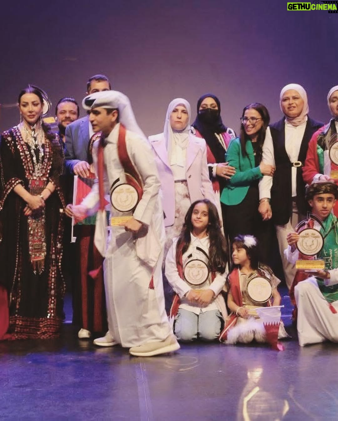 Margo Haddad - 3 Likes - في عمّان، حيث تنام الشوارع على صوت العروض المدرسية، وتستيقظ القلوب على مشاهد تشبه دفاتر الحكايات، كنتُ هناك.
من الأحد حتى مساء الخميس، لم أكن مجرد محكّمة، بل كنتُ شاهدة على لحظة مسرحية لا تشبه غيرها. مهرجان المسرح المدرسي العربي لم يكن فعالية تقليدية، بل مساحة دفء جمعت فلسطين، العراق، قطر، البحرين، سلطنة عُمان، الكويت، الإمارات، والأردن في مشهد واحد.
لم نكن نقيّم العروض فقط، كنا نقرأ رسائل مكتوبة بلغة الأطفال، بعفويتهم، بصدقهم، بأحلامهم التي لا تعرف التكلّف. أصواتهم كانت تقول لنا: “نحن هنا، نكتب، نحلم، نمثّل، ونرسم أوطاننا كما نحب أن نعيش فيها”.
هذا المهرجان لم يكن مناسبة فنية فقط، بل كان لحظة إنسانية نادرة شعرتُ فيها أن المسرح يمكن أن يكون الجسر الذي نلتقي عليه، دون شروط، ودون حواجز.
شكرًا لمن منحني فرصة أن أكون جزءًا من لجنة التحكيم، وشكرًا لهؤلاء الأطفال الذين علّمونا من جديد كيف نرى، ونسمع، ونحسّ.
شكرًا لوزارة التربية والتعليم، وللأردن الذي فتح لنا قلبه كما فتح خشباته.
وضعنا توصيات نؤمن بأنها مهمة. لكن الأهم، أن هذه التجربة تركت في قلبي قناعة راسخة: الطفل العربي لا يحتاج إلا إلى مساحة حرة، وقليل من الثقة، ليقف على المسرح ويقول كل ما لا يقال
د: مارغو حداد
#مهرجان #مسرح #عربي #الطفل #الأردن #قطر #البحرين #الامارات #سلطنة_عمان #فلسطين #تونس #مصر #