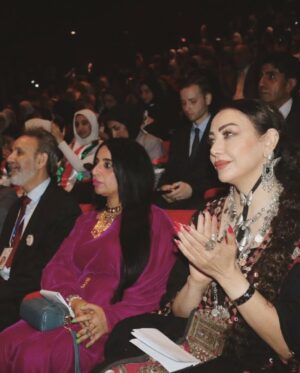 Margo Haddad Instagram - في عمّان، حيث تنام الشوارع على صوت العروض المدرسية، وتستيقظ القلوب على مشاهد تشبه دفاتر الحكايات، كنتُ هناك.
من الأحد حتى مساء الخميس، لم أكن مجرد محكّمة، بل كنتُ شاهدة على لحظة مسرحية لا تشبه غيرها. مهرجان المسرح المدرسي العربي لم يكن فعالية تقليدية، بل مساحة دفء جمعت فلسطين، العراق، قطر، البحرين، سلطنة عُمان، الكويت، الإمارات، والأردن في مشهد واحد.

لم نكن نقيّم العروض فقط، كنا نقرأ رسائل مكتوبة بلغة الأطفال، بعفويتهم، بصدقهم، بأحلامهم التي لا تعرف التكلّف. أصواتهم كانت تقول لنا: “نحن هنا، نكتب، نحلم، نمثّل، ونرسم أوطاننا كما نحب أن نعيش فيها”.

هذا المهرجان لم يكن مناسبة فنية فقط، بل كان لحظة إنسانية نادرة شعرتُ فيها أن المسرح يمكن أن يكون الجسر الذي نلتقي عليه، دون شروط، ودون حواجز.

شكرًا لمن منحني فرصة أن أكون جزءًا من لجنة التحكيم، وشكرًا لهؤلاء الأطفال الذين علّمونا من جديد كيف نرى، ونسمع، ونحسّ.
شكرًا لوزارة التربية والتعليم، وللأردن الذي فتح لنا قلبه كما فتح خشباته.

وضعنا توصيات نؤمن بأنها مهمة. لكن الأهم، أن هذه التجربة تركت في قلبي قناعة راسخة: الطفل العربي لا يحتاج إلا إلى مساحة حرة، وقليل من الثقة، ليقف على المسرح ويقول كل ما لا يقال
د: مارغو حداد
#مهرجان #مسرح #عربي #الطفل #الأردن #قطر #البحرين #الامارات #سلطنة_عمان #فلسطين #تونس #مصر #