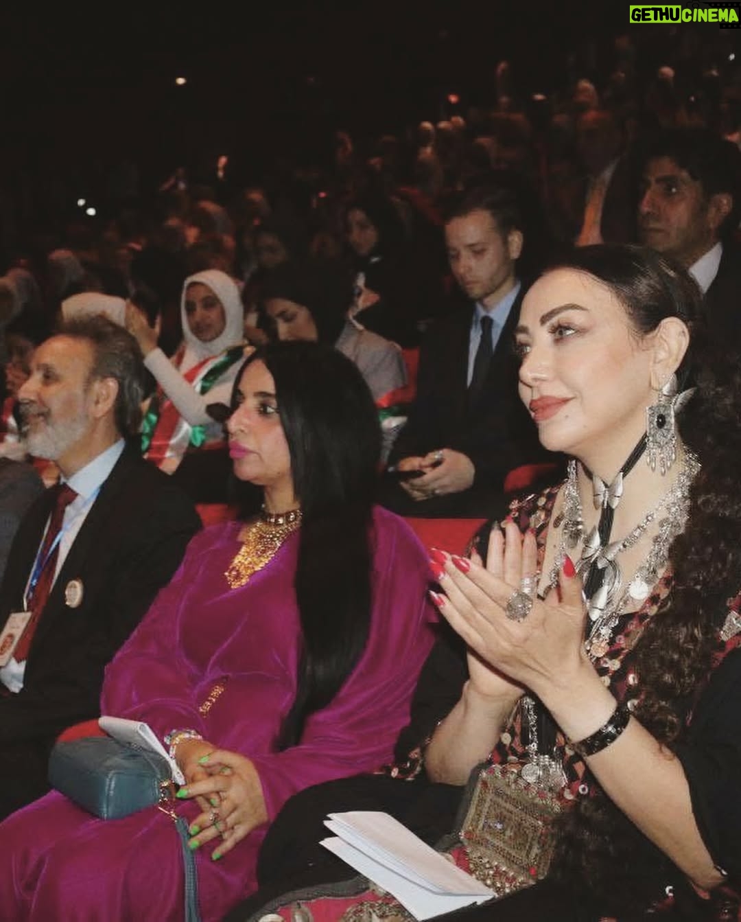 Margo Haddad - 3 Likes - في عمّان، حيث تنام الشوارع على صوت العروض المدرسية، وتستيقظ القلوب على مشاهد تشبه دفاتر الحكايات، كنتُ هناك.
من الأحد حتى مساء الخميس، لم أكن مجرد محكّمة، بل كنتُ شاهدة على لحظة مسرحية لا تشبه غيرها. مهرجان المسرح المدرسي العربي لم يكن فعالية تقليدية، بل مساحة دفء جمعت فلسطين، العراق، قطر، البحرين، سلطنة عُمان، الكويت، الإمارات، والأردن في مشهد واحد.
لم نكن نقيّم العروض فقط، كنا نقرأ رسائل مكتوبة بلغة الأطفال، بعفويتهم، بصدقهم، بأحلامهم التي لا تعرف التكلّف. أصواتهم كانت تقول لنا: “نحن هنا، نكتب، نحلم، نمثّل، ونرسم أوطاننا كما نحب أن نعيش فيها”.
هذا المهرجان لم يكن مناسبة فنية فقط، بل كان لحظة إنسانية نادرة شعرتُ فيها أن المسرح يمكن أن يكون الجسر الذي نلتقي عليه، دون شروط، ودون حواجز.
شكرًا لمن منحني فرصة أن أكون جزءًا من لجنة التحكيم، وشكرًا لهؤلاء الأطفال الذين علّمونا من جديد كيف نرى، ونسمع، ونحسّ.
شكرًا لوزارة التربية والتعليم، وللأردن الذي فتح لنا قلبه كما فتح خشباته.
وضعنا توصيات نؤمن بأنها مهمة. لكن الأهم، أن هذه التجربة تركت في قلبي قناعة راسخة: الطفل العربي لا يحتاج إلا إلى مساحة حرة، وقليل من الثقة، ليقف على المسرح ويقول كل ما لا يقال
د: مارغو حداد
#مهرجان #مسرح #عربي #الطفل #الأردن #قطر #البحرين #الامارات #سلطنة_عمان #فلسطين #تونس #مصر #