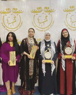 Margo Haddad Instagram - في عمّان، حيث تنام الشوارع على صوت العروض المدرسية، وتستيقظ القلوب على مشاهد تشبه دفاتر الحكايات، كنتُ هناك.
من الأحد حتى مساء الخميس، لم أكن مجرد محكّمة، بل كنتُ شاهدة على لحظة مسرحية لا تشبه غيرها. مهرجان المسرح المدرسي العربي لم يكن فعالية تقليدية، بل مساحة دفء جمعت فلسطين، العراق، قطر، البحرين، سلطنة عُمان، الكويت، الإمارات، والأردن في مشهد واحد.

لم نكن نقيّم العروض فقط، كنا نقرأ رسائل مكتوبة بلغة الأطفال، بعفويتهم، بصدقهم، بأحلامهم التي لا تعرف التكلّف. أصواتهم كانت تقول لنا: “نحن هنا، نكتب، نحلم، نمثّل، ونرسم أوطاننا كما نحب أن نعيش فيها”.

هذا المهرجان لم يكن مناسبة فنية فقط، بل كان لحظة إنسانية نادرة شعرتُ فيها أن المسرح يمكن أن يكون الجسر الذي نلتقي عليه، دون شروط، ودون حواجز.

شكرًا لمن منحني فرصة أن أكون جزءًا من لجنة التحكيم، وشكرًا لهؤلاء الأطفال الذين علّمونا من جديد كيف نرى، ونسمع، ونحسّ.
شكرًا لوزارة التربية والتعليم، وللأردن الذي فتح لنا قلبه كما فتح خشباته.

وضعنا توصيات نؤمن بأنها مهمة. لكن الأهم، أن هذه التجربة تركت في قلبي قناعة راسخة: الطفل العربي لا يحتاج إلا إلى مساحة حرة، وقليل من الثقة، ليقف على المسرح ويقول كل ما لا يقال
د: مارغو حداد
#مهرجان #مسرح #عربي #الطفل #الأردن #قطر #البحرين #الامارات #سلطنة_عمان #فلسطين #تونس #مصر #