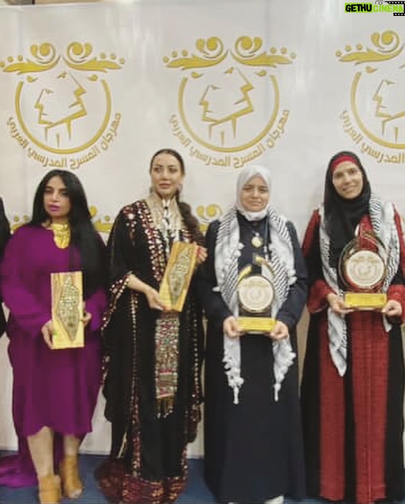 Margo Haddad - 3 Likes - في عمّان، حيث تنام الشوارع على صوت العروض المدرسية، وتستيقظ القلوب على مشاهد تشبه دفاتر الحكايات، كنتُ هناك.
من الأحد حتى مساء الخميس، لم أكن مجرد محكّمة، بل كنتُ شاهدة على لحظة مسرحية لا تشبه غيرها. مهرجان المسرح المدرسي العربي لم يكن فعالية تقليدية، بل مساحة دفء جمعت فلسطين، العراق، قطر، البحرين، سلطنة عُمان، الكويت، الإمارات، والأردن في مشهد واحد.
لم نكن نقيّم العروض فقط، كنا نقرأ رسائل مكتوبة بلغة الأطفال، بعفويتهم، بصدقهم، بأحلامهم التي لا تعرف التكلّف. أصواتهم كانت تقول لنا: “نحن هنا، نكتب، نحلم، نمثّل، ونرسم أوطاننا كما نحب أن نعيش فيها”.
هذا المهرجان لم يكن مناسبة فنية فقط، بل كان لحظة إنسانية نادرة شعرتُ فيها أن المسرح يمكن أن يكون الجسر الذي نلتقي عليه، دون شروط، ودون حواجز.
شكرًا لمن منحني فرصة أن أكون جزءًا من لجنة التحكيم، وشكرًا لهؤلاء الأطفال الذين علّمونا من جديد كيف نرى، ونسمع، ونحسّ.
شكرًا لوزارة التربية والتعليم، وللأردن الذي فتح لنا قلبه كما فتح خشباته.
وضعنا توصيات نؤمن بأنها مهمة. لكن الأهم، أن هذه التجربة تركت في قلبي قناعة راسخة: الطفل العربي لا يحتاج إلا إلى مساحة حرة، وقليل من الثقة، ليقف على المسرح ويقول كل ما لا يقال
د: مارغو حداد
#مهرجان #مسرح #عربي #الطفل #الأردن #قطر #البحرين #الامارات #سلطنة_عمان #فلسطين #تونس #مصر #
