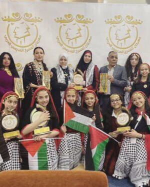 Margo Haddad Instagram - في عمّان، حيث تنام الشوارع على صوت العروض المدرسية، وتستيقظ القلوب على مشاهد تشبه دفاتر الحكايات، كنتُ هناك.
من الأحد حتى مساء الخميس، لم أكن مجرد محكّمة، بل كنتُ شاهدة على لحظة مسرحية لا تشبه غيرها. مهرجان المسرح المدرسي العربي لم يكن فعالية تقليدية، بل مساحة دفء جمعت فلسطين، العراق، قطر، البحرين، سلطنة عُمان، الكويت، الإمارات، والأردن في مشهد واحد.

لم نكن نقيّم العروض فقط، كنا نقرأ رسائل مكتوبة بلغة الأطفال، بعفويتهم، بصدقهم، بأحلامهم التي لا تعرف التكلّف. أصواتهم كانت تقول لنا: “نحن هنا، نكتب، نحلم، نمثّل، ونرسم أوطاننا كما نحب أن نعيش فيها”.

هذا المهرجان لم يكن مناسبة فنية فقط، بل كان لحظة إنسانية نادرة شعرتُ فيها أن المسرح يمكن أن يكون الجسر الذي نلتقي عليه، دون شروط، ودون حواجز.

شكرًا لمن منحني فرصة أن أكون جزءًا من لجنة التحكيم، وشكرًا لهؤلاء الأطفال الذين علّمونا من جديد كيف نرى، ونسمع، ونحسّ.
شكرًا لوزارة التربية والتعليم، وللأردن الذي فتح لنا قلبه كما فتح خشباته.

وضعنا توصيات نؤمن بأنها مهمة. لكن الأهم، أن هذه التجربة تركت في قلبي قناعة راسخة: الطفل العربي لا يحتاج إلا إلى مساحة حرة، وقليل من الثقة، ليقف على المسرح ويقول كل ما لا يقال
د: مارغو حداد
#مهرجان #مسرح #عربي #الطفل #الأردن #قطر #البحرين #الامارات #سلطنة_عمان #فلسطين #تونس #مصر #