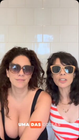 Maria Ribeiro Instagram - Dia 9, sexta-feira, minha amiga-irmã @marthanowill lança seu livro novo - e lindo - na livraria janela do Jardim Botanico . Alem de nós duas, @aandreiahorta , @fabiulaa , @michelmelamed e @felipeabib estarão lá pra ler e conversar. 
Nada disso tem a ver com o segundo episódio do nosso quadro “suando em dicas” ou “tudo o que a gente errou “. Preciso confessar que estou chocada com o fato de que que não tinha a menor ideia de que existiam influenciadores de milhas. A propósito , aceito indicações. Quanto ao lance de mudar de sobrenome, nunca quis. Mas, como mudo muito de ideia…vai que…rs