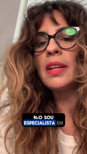 Maria Ribeiro Instagram - Ontem foi aniversário da Fernanda Young. Procurando fotos dela, achei esse video, lendo o inicio do Pos-F, seu ultimo livro publicado em vida. Eu estava mostrando pra ela que eu tinha certeza de que esse texto poderia ir pros palcos. Na verdade, eu me identificava tanto com ele, que precisava dize-lo. Fernanda se animou, e nos organizamos pra fazer o projeto juntas. Mas fui chamada pra fazer Desalma, uma serie super legal, e acabamos adiando o espetáculo. E então Fernanda morreu. Fiz o @posf_fy - com direcao da @mikalinz e produção da @daniangelotti - em dois momentos: em 2020, online, e, em 2022, no teatro @portoseguro , em SP.  E, no ano passado, narrei alguns trechos do doc deslumbrante que a @susannalira fez sobre ela. Fernanda é eterna. E me ensina diariamente a ser livre. Obrigada por tudo, minha amiga. No que depender de mim, suas palavras sempre ajudarão outras mulheres a ter coragem de aprender e desaprender.