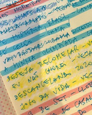 Maria Ribeiro Instagram - Pra terminar meu livro, eu to ha dez dias de camiseta velha em camiseta velha, me alimentado de iogurtes e biscoitos, e lendo tudo o que eu escrevi nos últimos sete anos. Passei por crônicas sobre a pandemia, sobre a época em que meus filhos eram crianças, sobre coisas boas e coisas difíceis, sobre separações e despedidas. Nesse meio tempo, ja achei tudo péssimo, ja achei tudo ótimo, e ja percebi que repito algumas palavras de forma quase obsessiva.
Agora eu vou pentear o cabelo, passar um batom, e  colocar o nariz na rua - a rua, uau - pra ver o show do meu amigo @marcelorubenspaiva com a minha amiga @crisfibe ,e vou comemorar essa pequena grande alegria. To devendo 54 respostas no Whats App, e também o pix do vidraceiro, que vou fazer agora, pode deixar. To exausta, feliz e essas fotos nao tem nada a ver com nada disso, a não ser com o fato de que eu gostaria de receber corações , foguinhos e frases profundas do tipo “ta linda”, “que demais “, “to ansiosa “, etc. 
No mais, agradeço aos envolvidos todos desse rolê: @eugenia_r_v , @editorarecord , @feresferoz , @flaviamartin , @livia__vianna , Cassiano, e meus filhos, que, desde segunda, só falo por mensagem. 
@dederamenzoni , amor, acho que a gente devia voltar pro Atacama! Preciso ver o céu com urgência. E creio que a dupla @pa_de_d meio que pegou…

@maeana_ , você esta em crônicas de cinco anos atras! ❤️ Minha cowboy favorita ✨