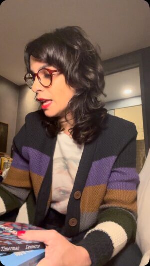 Maria Ribeiro Instagram - Recadim ♥️

Muito obrigada a equipe incrível do #mariavaicomosoutros !
Mes que vem, em @universa_uol 

(Ah, amei meu cardigan de dia das maes, @pa_de_d )