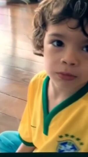 Maria Ribeiro Instagram - Agradeço todos os dias por lembranças como essa. Eu sempre quis ser mae. E tive muita sorte. Sem falar na cultura do futebol. Que eu sei ate o hino do XV de Piracicaba ♥️
Ontem, vendo o documentário da Rita Lee, fiquei pensando nisso, de só ter filhos meninos. E em como aprendi e aprendo com eles. Não sei se ensinei alguma coisa - talvez nao - mas registrei e estive presente em todas as fases dos meus garotos. E foi a experiência mais bonita que tive na vida. Mil vivas a todas as mulheres que tem coragem de se jogar nessa aventura, e também a todas aquelas que tem coragem de dizer que essa nao é a delas. Ser mae nao é melhor do que nao ser mae. Como diz Maria Bethania, cada um que vá com a sua verdade. Nos cabelos e na vida ♥️
