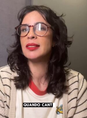 Maria Ribeiro Instagram - A coluna dessa semana não é minha. Gravando a próxima temporada do #mariavaicomosoutros e me recuperando de uma sinusite que me deixou de cama, dou voz ao lindo texto de @wagner.schwartz sobre @nanacaymmi , que pode ser lido na integra em @uoloficial e @universa_uol
