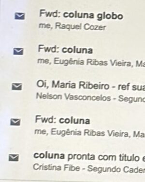 Maria Ribeiro Instagram - Pra terminar meu livro, eu to ha dez dias de camiseta velha em camiseta velha, me alimentado de iogurtes e biscoitos, e lendo tudo o que eu escrevi nos últimos sete anos. Passei por crônicas sobre a pandemia, sobre a época em que meus filhos eram crianças, sobre coisas boas e coisas difíceis, sobre separações e despedidas. Nesse meio tempo, ja achei tudo péssimo, ja achei tudo ótimo, e ja percebi que repito algumas palavras de forma quase obsessiva.
Agora eu vou pentear o cabelo, passar um batom, e  colocar o nariz na rua - a rua, uau - pra ver o show do meu amigo @marcelorubenspaiva com a minha amiga @crisfibe ,e vou comemorar essa pequena grande alegria. To devendo 54 respostas no Whats App, e também o pix do vidraceiro, que vou fazer agora, pode deixar. To exausta, feliz e essas fotos nao tem nada a ver com nada disso, a não ser com o fato de que eu gostaria de receber corações , foguinhos e frases profundas do tipo “ta linda”, “que demais “, “to ansiosa “, etc. 
No mais, agradeço aos envolvidos todos desse rolê: @eugenia_r_v , @editorarecord , @feresferoz , @flaviamartin , @livia__vianna , Cassiano, e meus filhos, que, desde segunda, só falo por mensagem. 
@dederamenzoni , amor, acho que a gente devia voltar pro Atacama! Preciso ver o céu com urgência. E creio que a dupla @pa_de_d meio que pegou…

@maeana_ , você esta em crônicas de cinco anos atras! ❤️ Minha cowboy favorita ✨