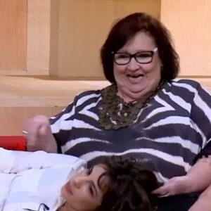 Maria Ribeiro Instagram - Durante quatro anos, a gente formou uma dupla que nunca vai deixar de me acompanhar . Eu lembro, como se fosse hoje, que eu acordava aos domingos e pensava, “oba, dois dias com a Monica“. 

A gente não parava de falar. No avião,pra sp, no hotel, no ritz, no carro ate o estudio, no estudio, no carro ate o aeroporto, no avião de volta, no carro ate o Leblon.

O aniversário dela foi ontem e eu tava crente que a gente ia dar aquele abraço que segue igual, que resiste ao tempo, que é um amor pra sempre, um laço de quem viveu junto coisas bonitas, difíceis, comoventes, importantes. Do 7 a 1 à separações, passando pela delicia de ver nossos filhos crescendo.

Mas o abraço ta aqui, em forma de post e de um pequeno protesto. Será que a @ingridguimaraes pode te emprestar pra mim pelo menos um fim de semana por ano? Topo Macaé!!!!

Te amo, minha amiga! Feliz ano novo com tudo o que você merece e coloca no mundo: leveza, coragem, humor e dois metros ambulantes de vontade de viver! Sorte de quem te tem na vida !!! Loviu ♥️👯‍♀️