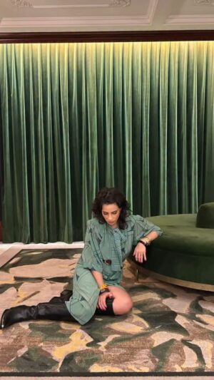 Maria Ribeiro Instagram - Eu sou clássica e novidadeira. 
Viciada em ouvir mulheres.
Doida por looks e informações.
Apaixonada pelo Copacabana Palace.
E tava louca pra estrear essa bota…rs.
Isso, sim, é uma sexta-feira da paixão ♥️

Obrigada, @maricaruso @joanadale 🫶