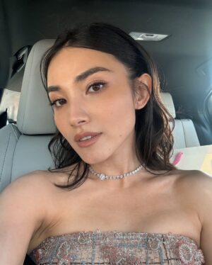 Maria Zhang Instagram - @ejaf #EJAFOscars

thank you @chong_hing_jewelers and @chopard for having me and for the gorgeous gown and sparkles of my mermaid dreams🪸🤍

dress: @chopardbycaroline 
hair & makeup: @lynnlmakeup 
bedazzles: @chopard