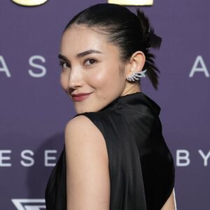 Maria Zhang Instagram - @unforgettablegala with the fam! thank you @character.media for a beautiful night🕴🏻🖤🪽✨

styling: @renholly 
makeup: @makeupbyasem 
hair: @zuzu.visage 
jewelry: @chong_hing_jewelers 
@chopard 
@heartsonfire 
@messika 📸: @sthanlee @theloungebooth