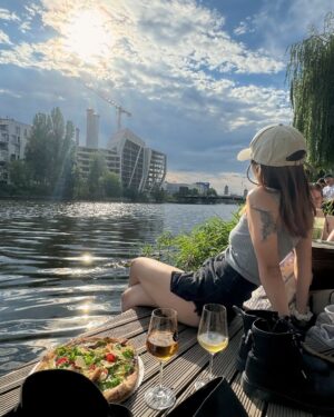 Maria Zhang Instagram - 🚇🐟🩵🍺🇩🇪▪️🍕🍅☕️🍃