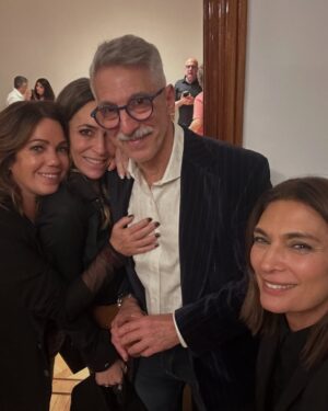 Mariana Arias Instagram - Gracias @cnnradioargentina por el espacio para desplegar mi pasión, el periodismo equilibrado; con un compañero de lujo: Pepe Gil Vidal. Y queridos compañeros, profesionales y gente de bien. ♥️🙏🌈
@piashaw 
@nachojuliano 
@nachogiron 
@jultarres 
 @mariamartinellimas
@licdeboragiorgi