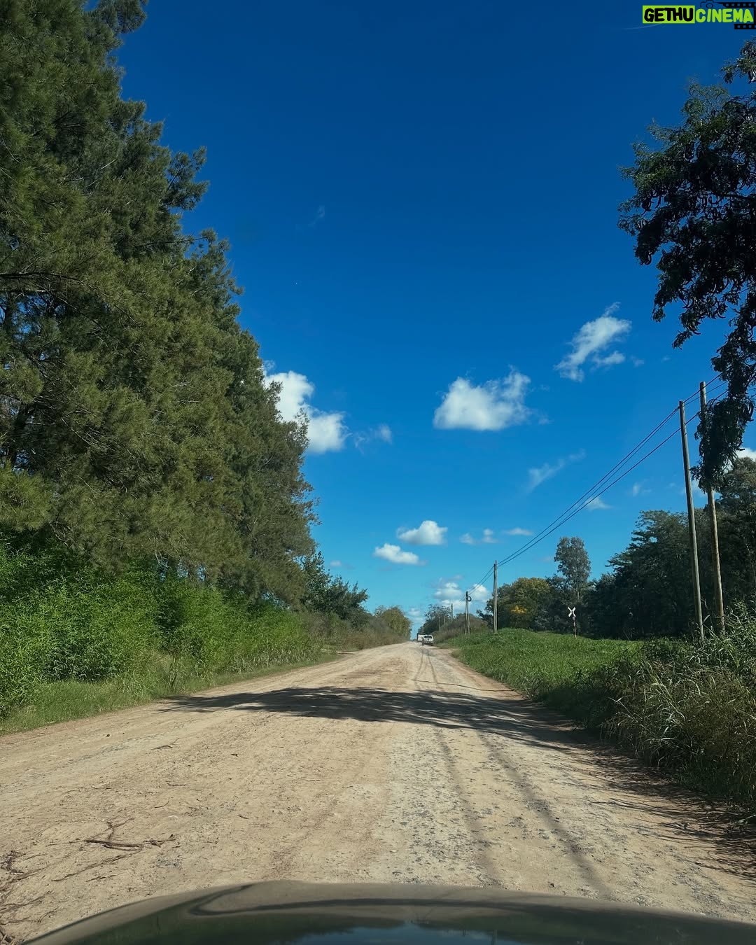 Mariana Arias - 1.4K Likes - La Ranita, Manzanares. Volver después de más de un año y sentir un montón de cosas. La estación de tren adonde estuve la última vez, donde nos despedimos bajo la lluvia. La casa, los caballos y mis amigos que me reciben con mucho amor y un asado espectacular. Gracias!!
Disfrutamos de un vino de @bodegaseptima muy rico: tierra de Luján de Cuyo.
Gracias @adrianaalesina ♥️