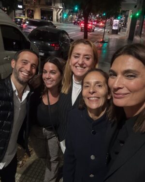 Mariana Arias Instagram - Gracias @cnnradioargentina por el espacio para desplegar mi pasión, el periodismo equilibrado; con un compañero de lujo: Pepe Gil Vidal. Y queridos compañeros, profesionales y gente de bien. ♥️🙏🌈
@piashaw 
@nachojuliano 
@nachogiron 
@jultarres 
 @mariamartinellimas
@licdeboragiorgi