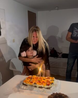 Mariana Arias Instagram - Te adoro Eli @elizabeth.a.marquez 
Te mereces todo y más. luchadora, divertida, compañera. Gracias por estar cerca siempre. Feliz cumpleaños 🎁 ♥️