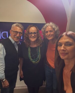 Mariana Arias Instagram - Gracias @cnnradioargentina por el espacio para desplegar mi pasión, el periodismo equilibrado; con un compañero de lujo: Pepe Gil Vidal. Y queridos compañeros, profesionales y gente de bien. ♥️🙏🌈
@piashaw 
@nachojuliano 
@nachogiron 
@jultarres 
 @mariamartinellimas
@licdeboragiorgi