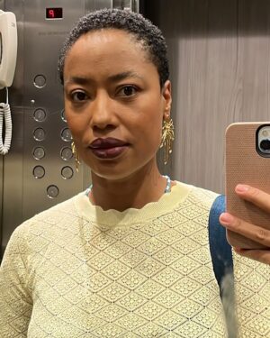 Mariana Nunes Instagram - E esse famoso primeiro trimestre, 
hein, BRASIL?!
SOCORRO!!!

Os primeiros meses por aqui foram DESAFIADORES! Eu não fazia ideia do que me esperava.
Minha cara era pra todo o sempre esse emoji torto: 🥴
Enjoo constante, uma indisposição generalizada, uma tristeza profunda, prostração… 
Cansaço, enxaqueca, sinusite gestacional… olha… Um RANÇO!

E quando me diziam:
-é assim mesmo!
ou
-tá vendo só o que eu já passei?!
Olha!!!😡🤣😡
Puxado!

Por aqui foi mais ou menos assim. 
As coisas começaram a mudar há bem pouco tempo.

Como foi por aí?
Alguém se identificou?

#gravidez  #primeirotrimestre
#tbt #8semanas
