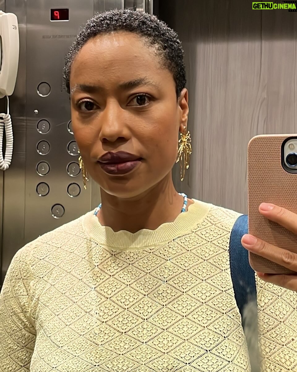 Mariana Nunes - 7K Likes - E esse famoso primeiro trimestre,
hein, BRASIL?!
SOCORRO!!!
Os primeiros meses por aqui foram DESAFIADORES! Eu não fazia ideia do que me esperava.
Minha cara era pra todo o sempre esse emoji torto: š„“
Enjoo constante, uma indisposição generalizada, uma tristeza profunda, prostraçãoā¦
CansaƧo, enxaqueca, sinusite gestacional⦠olha⦠Um RANĆO!
E quando me diziam:
-Ć© assim mesmo!
ou
-tÔ vendo só o que eu jÔ passei?!
Olha!!!š”š¤£š”
Puxado!
Por aqui foi mais ou menos assim.
As coisas comeƧaram a mudar hƔ bem pouco tempo.
Como foi por aĆ?
AlguƩm se identificou?
#gravidez #primeirotrimestre
#tbt #8semanas