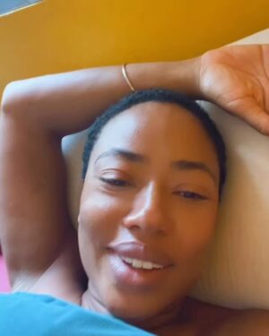 Mariana Nunes Instagram - E esse famoso primeiro trimestre, 
hein, BRASIL?!
SOCORRO!!!

Os primeiros meses por aqui foram DESAFIADORES! Eu não fazia ideia do que me esperava.
Minha cara era pra todo o sempre esse emoji torto: 🥴
Enjoo constante, uma indisposição generalizada, uma tristeza profunda, prostração… 
Cansaço, enxaqueca, sinusite gestacional… olha… Um RANÇO!

E quando me diziam:
-é assim mesmo!
ou
-tá vendo só o que eu já passei?!
Olha!!!😡🤣😡
Puxado!

Por aqui foi mais ou menos assim. 
As coisas começaram a mudar há bem pouco tempo.

Como foi por aí?
Alguém se identificou?

#gravidez  #primeirotrimestre
#tbt #8semanas