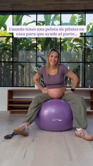 Mariana Seligmann Instagram - Nos peleamos para usar la pelota😂 Lo bueno es que le damos uso las dos🫶🏼🥹 

#embarazo #babytips #pregnantgirlproblems