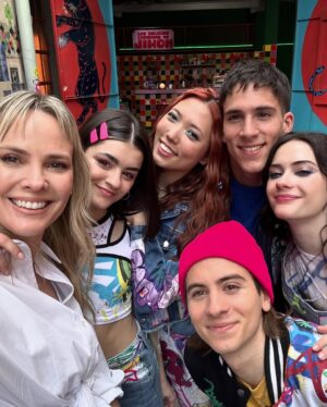 Mariana Seligmann Instagram - Hoy empecé proyecto nuevo y ya estoy re manija 🤩
#MejoresEnemigas 

Feliz de siempre volver a ser parte de la familia @disneyplusla 

Alto equipo 🫶🏻 

Y Feliz Cumple @nanipochu !! Hermoso coincidir con vos en este proyecto y en tu día de cumple 🎉
