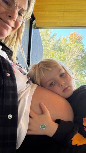 Mariana Seligmann Instagram - Cómo me preparo para el encuentro de Bebuchi y Carmela? 🤰🏼💘

Las madres de más de un hijo/a, cómo afrontaron la situación? Leo sus comentarios🥹🫶🏼