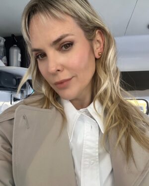 Mariana Seligmann Instagram - Hoy empecé proyecto nuevo y ya estoy re manija 🤩
#MejoresEnemigas 

Feliz de siempre volver a ser parte de la familia @disneyplusla 

Alto equipo 🫶🏻 

Y Feliz Cumple @nanipochu !! Hermoso coincidir con vos en este proyecto y en tu día de cumple 🎉