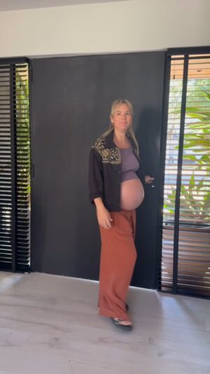 Mariana Seligmann Instagram - Las que estan por ser madres me entienden😂 Sabemos que las preguntas vienen con la mejor, pero que ansiedad nos dan!😬

#embarazo #familia #pregnancy
