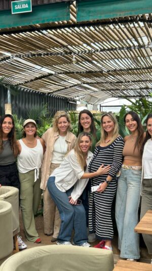 Mariana Seligmann Instagram - Vístanse conmigo para el baby shower de Bebuchi organizado por mis amigos🩷🙌🏼 

#GRWM #babyshower #embarazo