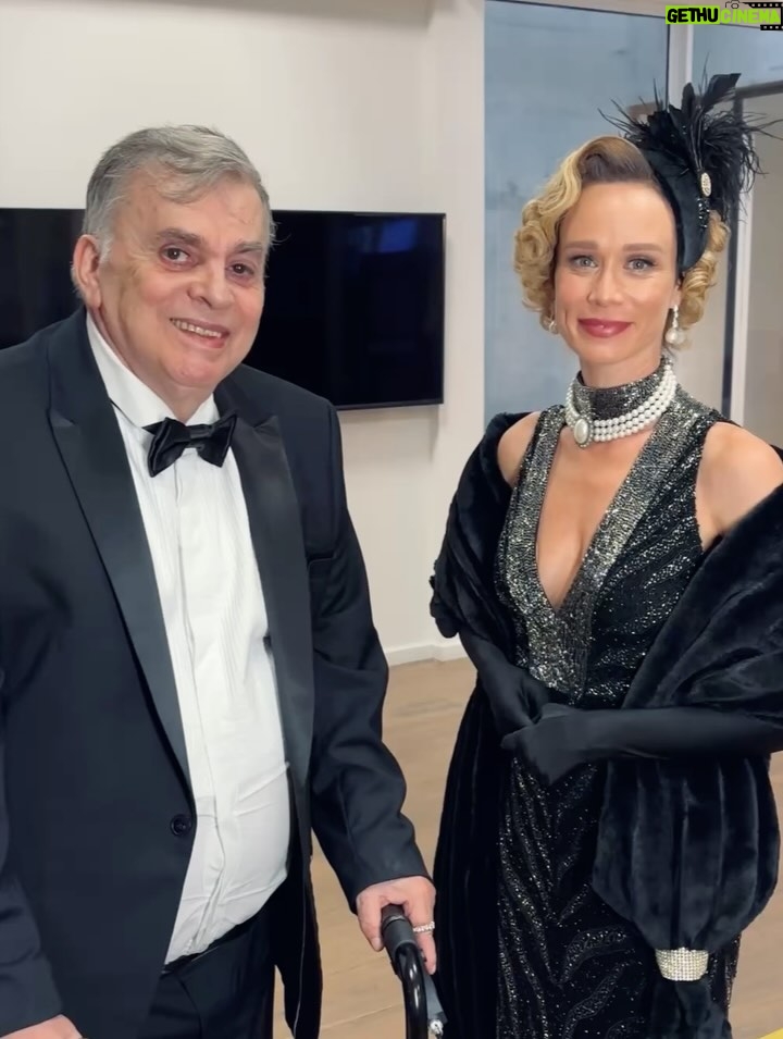 Mariana Ximenes - 105.1K Likes - Essa semana revivemos momentos de conexão, laços, lindas memórias e amizades profundas.
Aqui, nesse encontro, enaltecemos o grande criador @walcyrcarrasco e alguns dos personagens que ele criou e que marcaram nossas vidas.
A nossa e a do pĆŗblico.
Esse Ć© um presente que a aniversariante @tvglobo proporciona hĆ” 60 anos!