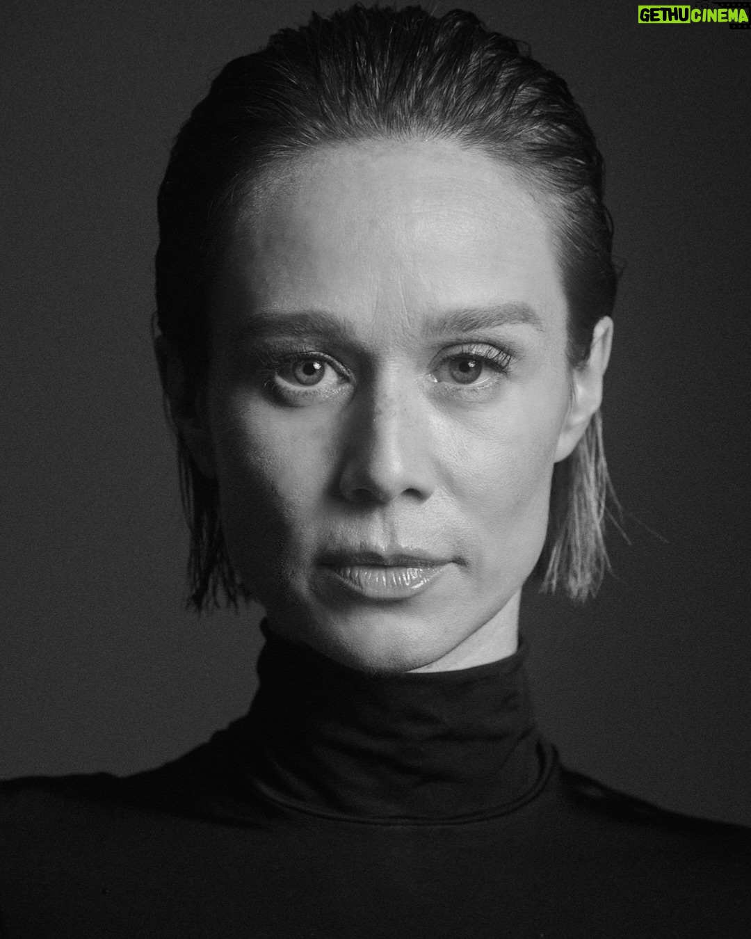 Mariana Ximenes - 3 Likes - āSou feita de retalhosā
Cora Coralina dizia que costurava na alma os pedacinhos coloridos de cada vida que passava pela dela. āNem sempre bonitos, nem sempre felizes, mas me acrescentam e me fazem ser quem souā(ā¦)
āE que assim, de retalho em retalho, possamos nos tornar, um dia, um imenso bordado de nósā.
Esses retalhos me trouxeram atƩ aqui.
Mais eu. Mais livre. Mais solta.
Assim recebo esse ano que comeƧa hoje pra mim.
Adoro ter a permissão para ser muitas, mas amo mais ainda voltar pra minha casa, pro meu corpo, pro meu rosto.
Me despedi do cabelo, das unhas, do figurino e da energia.
Agora estou pronta pra escrever o meu próximo capĆtulo, pra viver minhas próprias histórias!
Reverencio quem fui e me abro para o que virĆ”!
Como bem diz Fernanda Montenegro em Viver Sem Tempos Mortos: ā O meu passado eu devo ao meu saber e a minha ignorĆ¢ncia, as minhas necessidades, as minhas relaƧƵes, a minha cultura e o meu corpo.
Que espaƧo o meu passado deixa para a minha liberdade hoje? NĆ£o sou escrava dele.ā
Me desejo feliz aniversÔrio hoje e para mais uma porção de vida que renasce aqui e agora!
Obrigada por tantas menagens de carinho e afeto.
Me sinto muito feliz em ter vocĆŖs.
Beijos!
Fotos: @vdaguano