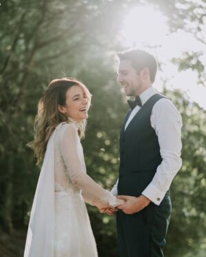 Marianna Burelli Instagram - You and Me… You & Me…🎶
Diez años de habernos conocido y haber reconocido que nunca nada sería igual. 
7 años de haber celebrado este amor en el bosque, rodeados de nuestros amores, la tribu que nos vio crecer hasta ese día… y quienes en ese momento nos vieron renacer. Han sido años ricos, plenos, complejos y generosos. De nosotros han surgido ideas, maneras nuevas de ver la vida, de vernos, de reconocernos. Han nacido hij@s, gatos, surgido mudanzas (muchas), aguas nadadas, montañas escaladas, también han habido pérdidas… nacimientos y despedidas… Mucha risa, muchas carcajadas y también se ha discutido largo y tendido…
Elegirte ha sido uno de mis grandes aciertos, y ser elegida por tí, una de mis mayores fortunas. Tenía que ser así, teníamos que ser, la RO de mi MA, el dragón de mi búho… el agua dulce que alimenta mi tierra.  Te amo @robaguire 🐉🦉
#ATADMA #RD #RO
Esto apenas comienza 💘