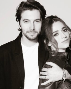 Marianna Burelli Instagram - You and Me… You & Me…🎶
Diez años de habernos conocido y haber reconocido que nunca nada sería igual. 
7 años de haber celebrado este amor en el bosque, rodeados de nuestros amores, la tribu que nos vio crecer hasta ese día… y quienes en ese momento nos vieron renacer. Han sido años ricos, plenos, complejos y generosos. De nosotros han surgido ideas, maneras nuevas de ver la vida, de vernos, de reconocernos. Han nacido hij@s, gatos, surgido mudanzas (muchas), aguas nadadas, montañas escaladas, también han habido pérdidas… nacimientos y despedidas… Mucha risa, muchas carcajadas y también se ha discutido largo y tendido…
Elegirte ha sido uno de mis grandes aciertos, y ser elegida por tí, una de mis mayores fortunas. Tenía que ser así, teníamos que ser, la RO de mi MA, el dragón de mi búho… el agua dulce que alimenta mi tierra.  Te amo @robaguire 🐉🦉
#ATADMA #RD #RO
Esto apenas comienza 💘