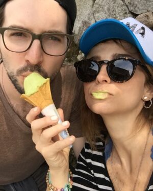 Marianna Burelli Instagram - You and Me… You & Me…🎶
Diez años de habernos conocido y haber reconocido que nunca nada sería igual. 
7 años de haber celebrado este amor en el bosque, rodeados de nuestros amores, la tribu que nos vio crecer hasta ese día… y quienes en ese momento nos vieron renacer. Han sido años ricos, plenos, complejos y generosos. De nosotros han surgido ideas, maneras nuevas de ver la vida, de vernos, de reconocernos. Han nacido hij@s, gatos, surgido mudanzas (muchas), aguas nadadas, montañas escaladas, también han habido pérdidas… nacimientos y despedidas… Mucha risa, muchas carcajadas y también se ha discutido largo y tendido…
Elegirte ha sido uno de mis grandes aciertos, y ser elegida por tí, una de mis mayores fortunas. Tenía que ser así, teníamos que ser, la RO de mi MA, el dragón de mi búho… el agua dulce que alimenta mi tierra.  Te amo @robaguire 🐉🦉
#ATADMA #RD #RO
Esto apenas comienza 💘