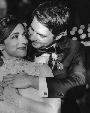Marianna Burelli Instagram - You and Me… You & Me…🎶
Diez años de habernos conocido y haber reconocido que nunca nada sería igual. 
7 años de haber celebrado este amor en el bosque, rodeados de nuestros amores, la tribu que nos vio crecer hasta ese día… y quienes en ese momento nos vieron renacer. Han sido años ricos, plenos, complejos y generosos. De nosotros han surgido ideas, maneras nuevas de ver la vida, de vernos, de reconocernos. Han nacido hij@s, gatos, surgido mudanzas (muchas), aguas nadadas, montañas escaladas, también han habido pérdidas… nacimientos y despedidas… Mucha risa, muchas carcajadas y también se ha discutido largo y tendido…
Elegirte ha sido uno de mis grandes aciertos, y ser elegida por tí, una de mis mayores fortunas. Tenía que ser así, teníamos que ser, la RO de mi MA, el dragón de mi búho… el agua dulce que alimenta mi tierra.  Te amo @robaguire 🐉🦉
#ATADMA #RD #RO
Esto apenas comienza 💘