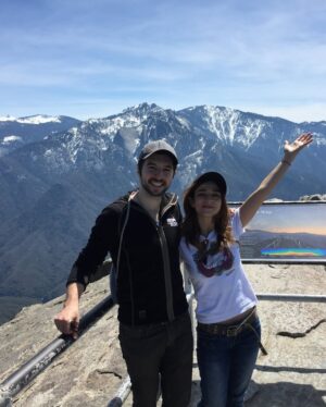 Marianna Burelli Instagram - You and Me… You & Me…🎶
Diez años de habernos conocido y haber reconocido que nunca nada sería igual. 
7 años de haber celebrado este amor en el bosque, rodeados de nuestros amores, la tribu que nos vio crecer hasta ese día… y quienes en ese momento nos vieron renacer. Han sido años ricos, plenos, complejos y generosos. De nosotros han surgido ideas, maneras nuevas de ver la vida, de vernos, de reconocernos. Han nacido hij@s, gatos, surgido mudanzas (muchas), aguas nadadas, montañas escaladas, también han habido pérdidas… nacimientos y despedidas… Mucha risa, muchas carcajadas y también se ha discutido largo y tendido…
Elegirte ha sido uno de mis grandes aciertos, y ser elegida por tí, una de mis mayores fortunas. Tenía que ser así, teníamos que ser, la RO de mi MA, el dragón de mi búho… el agua dulce que alimenta mi tierra.  Te amo @robaguire 🐉🦉
#ATADMA #RD #RO
Esto apenas comienza 💘