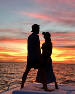 Marianna Burelli Instagram - You and Me… You & Me…🎶
Diez años de habernos conocido y haber reconocido que nunca nada sería igual. 
7 años de haber celebrado este amor en el bosque, rodeados de nuestros amores, la tribu que nos vio crecer hasta ese día… y quienes en ese momento nos vieron renacer. Han sido años ricos, plenos, complejos y generosos. De nosotros han surgido ideas, maneras nuevas de ver la vida, de vernos, de reconocernos. Han nacido hij@s, gatos, surgido mudanzas (muchas), aguas nadadas, montañas escaladas, también han habido pérdidas… nacimientos y despedidas… Mucha risa, muchas carcajadas y también se ha discutido largo y tendido…
Elegirte ha sido uno de mis grandes aciertos, y ser elegida por tí, una de mis mayores fortunas. Tenía que ser así, teníamos que ser, la RO de mi MA, el dragón de mi búho… el agua dulce que alimenta mi tierra.  Te amo @robaguire 🐉🦉
#ATADMA #RD #RO
Esto apenas comienza 💘