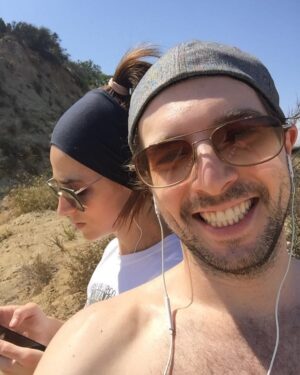 Marianna Burelli Instagram - You and Me… You & Me…🎶
Diez años de habernos conocido y haber reconocido que nunca nada sería igual. 
7 años de haber celebrado este amor en el bosque, rodeados de nuestros amores, la tribu que nos vio crecer hasta ese día… y quienes en ese momento nos vieron renacer. Han sido años ricos, plenos, complejos y generosos. De nosotros han surgido ideas, maneras nuevas de ver la vida, de vernos, de reconocernos. Han nacido hij@s, gatos, surgido mudanzas (muchas), aguas nadadas, montañas escaladas, también han habido pérdidas… nacimientos y despedidas… Mucha risa, muchas carcajadas y también se ha discutido largo y tendido…
Elegirte ha sido uno de mis grandes aciertos, y ser elegida por tí, una de mis mayores fortunas. Tenía que ser así, teníamos que ser, la RO de mi MA, el dragón de mi búho… el agua dulce que alimenta mi tierra.  Te amo @robaguire 🐉🦉
#ATADMA #RD #RO
Esto apenas comienza 💘