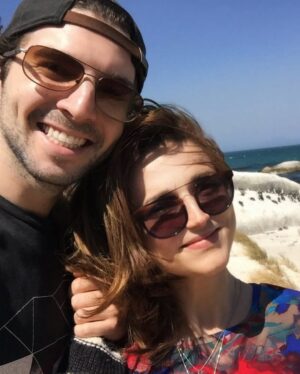 Marianna Burelli Instagram - You and Me… You & Me…🎶
Diez años de habernos conocido y haber reconocido que nunca nada sería igual. 
7 años de haber celebrado este amor en el bosque, rodeados de nuestros amores, la tribu que nos vio crecer hasta ese día… y quienes en ese momento nos vieron renacer. Han sido años ricos, plenos, complejos y generosos. De nosotros han surgido ideas, maneras nuevas de ver la vida, de vernos, de reconocernos. Han nacido hij@s, gatos, surgido mudanzas (muchas), aguas nadadas, montañas escaladas, también han habido pérdidas… nacimientos y despedidas… Mucha risa, muchas carcajadas y también se ha discutido largo y tendido…
Elegirte ha sido uno de mis grandes aciertos, y ser elegida por tí, una de mis mayores fortunas. Tenía que ser así, teníamos que ser, la RO de mi MA, el dragón de mi búho… el agua dulce que alimenta mi tierra.  Te amo @robaguire 🐉🦉
#ATADMA #RD #RO
Esto apenas comienza 💘