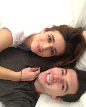 Marianna Burelli Instagram - You and Me… You & Me…🎶
Diez años de habernos conocido y haber reconocido que nunca nada sería igual. 
7 años de haber celebrado este amor en el bosque, rodeados de nuestros amores, la tribu que nos vio crecer hasta ese día… y quienes en ese momento nos vieron renacer. Han sido años ricos, plenos, complejos y generosos. De nosotros han surgido ideas, maneras nuevas de ver la vida, de vernos, de reconocernos. Han nacido hij@s, gatos, surgido mudanzas (muchas), aguas nadadas, montañas escaladas, también han habido pérdidas… nacimientos y despedidas… Mucha risa, muchas carcajadas y también se ha discutido largo y tendido…
Elegirte ha sido uno de mis grandes aciertos, y ser elegida por tí, una de mis mayores fortunas. Tenía que ser así, teníamos que ser, la RO de mi MA, el dragón de mi búho… el agua dulce que alimenta mi tierra.  Te amo @robaguire 🐉🦉
#ATADMA #RD #RO
Esto apenas comienza 💘