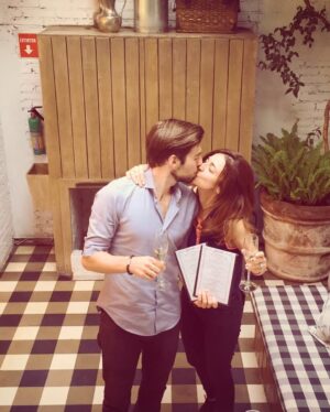 Marianna Burelli Instagram - You and Me… You & Me…🎶
Diez años de habernos conocido y haber reconocido que nunca nada sería igual. 
7 años de haber celebrado este amor en el bosque, rodeados de nuestros amores, la tribu que nos vio crecer hasta ese día… y quienes en ese momento nos vieron renacer. Han sido años ricos, plenos, complejos y generosos. De nosotros han surgido ideas, maneras nuevas de ver la vida, de vernos, de reconocernos. Han nacido hij@s, gatos, surgido mudanzas (muchas), aguas nadadas, montañas escaladas, también han habido pérdidas… nacimientos y despedidas… Mucha risa, muchas carcajadas y también se ha discutido largo y tendido…
Elegirte ha sido uno de mis grandes aciertos, y ser elegida por tí, una de mis mayores fortunas. Tenía que ser así, teníamos que ser, la RO de mi MA, el dragón de mi búho… el agua dulce que alimenta mi tierra.  Te amo @robaguire 🐉🦉
#ATADMA #RD #RO
Esto apenas comienza 💘